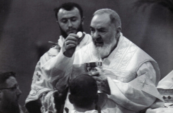 Le St Padre Pio donnant la communion