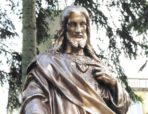 Statue du Sacré-Coeur, enclos des chapelains à Paray-le-Monial