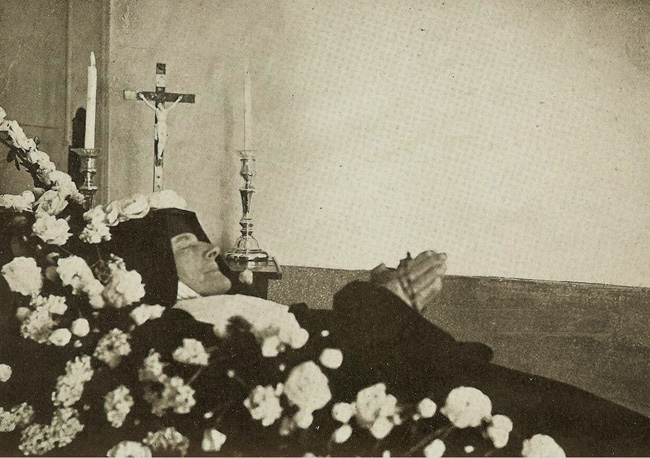Soeur Marie-Marthe Chambon sur son lit de mort